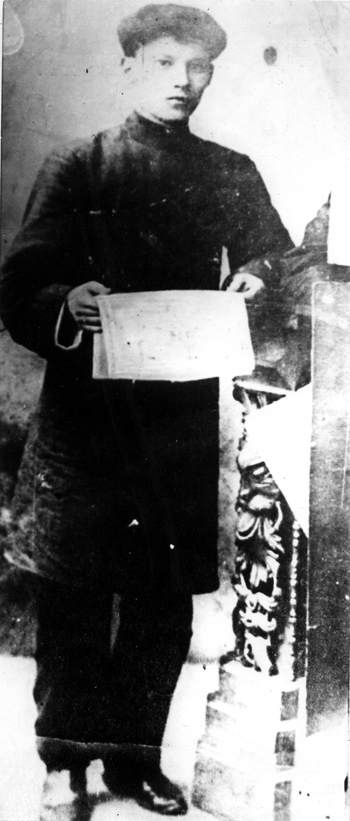Тукай с журналом в руке. 1906