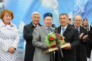 2010 елда Фоат Садриев Татарстанның Г.Тукай исемендәге Дәүләт бүләгенә лаек булды. Мәдәният һәм сәнгать әһелләренә премияне 30 август – Республика көнендә ТР Президенты Рөстәм Миңнеханов тапшырды. /Tatartstn.ru фотосы.