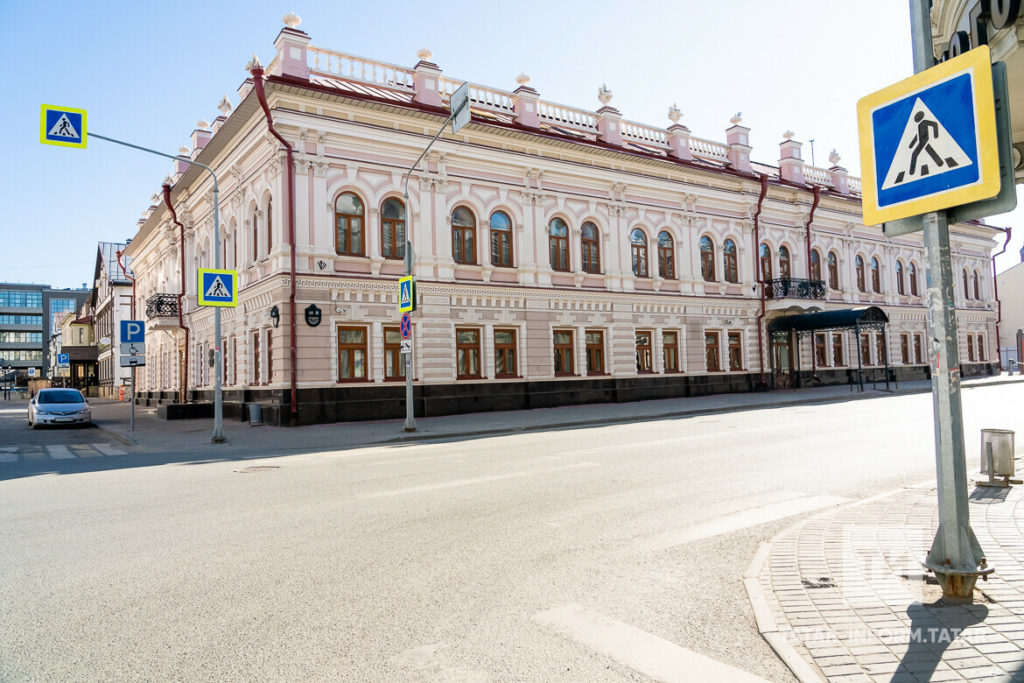 Фотода: Казанның Островский урамындагы элекке Клячкин хастаханәсе бинасы. Анда Татарстан Сәламәтлек саклау министрлыгы урнашкан иде, 2022 елда бинаны «Алдынгылар хәрәкәте» илкүләм балалар һәм яшүсмерләр хәрәкәтенең Татарстан бүлегенә бирделәр.