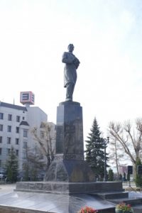 Г.Тукай туган көнендә шагыйрьнең һәйкәленә чәчәкләр куйдылар (26.04.2010)