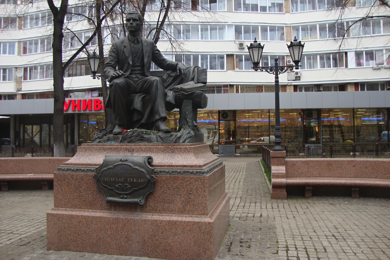 Рустам Минниханов возложит цветы к памятнику Габдулле Тукаю