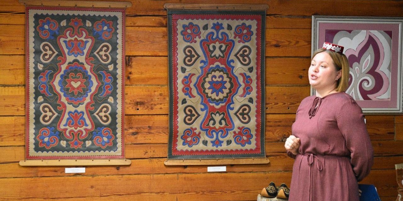 В музее Тукая представили выставку «Искусство кожаной мозаики»