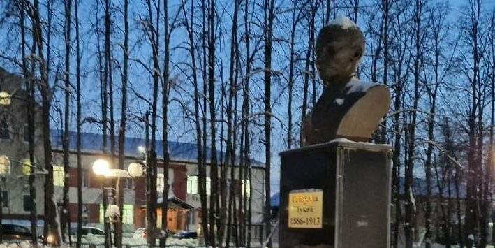 Василь Шайхразиев в Бардымского районе возложил цветы к памятнику Габдуллы Тукая